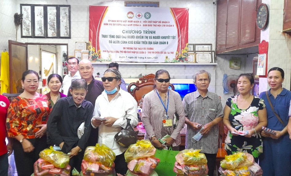 Chùa Lộc Dã (Q.8) trao quà đến người khiếm thị 