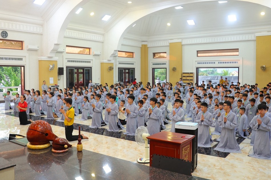 Chư Tăng chùa Viên Quang hướng dẫn tu sinh tụng kinh, niệm Phật