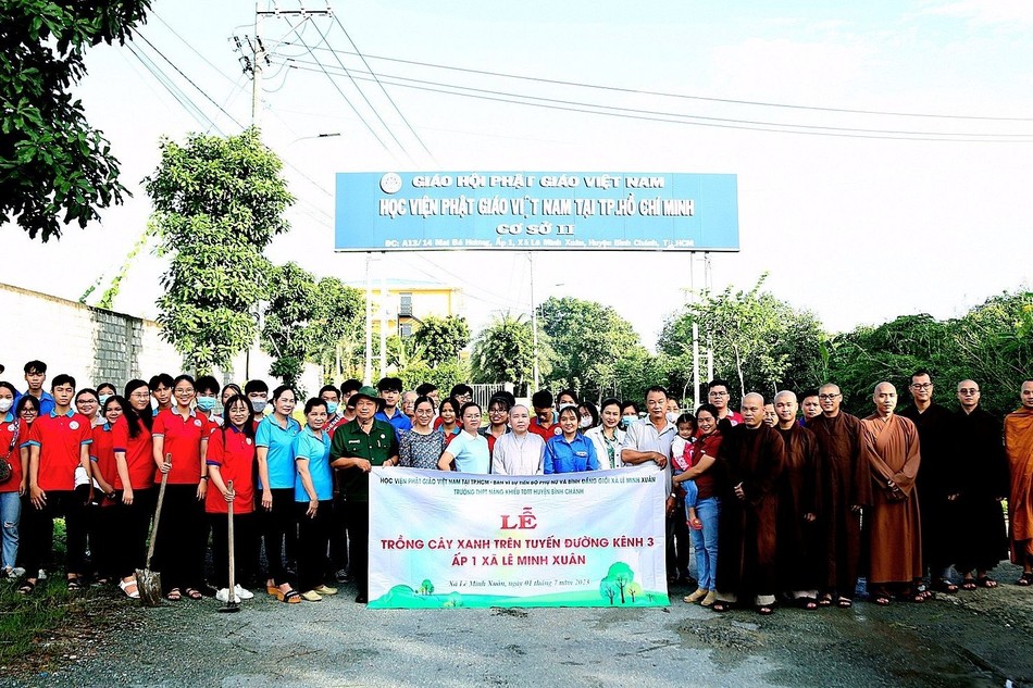 Lễ ra quân trồng cây xanh trên tuyến đường kênh 3, ấp 1, xã Lê Minh Xuân, H.Bình Chánh, TP.HCM