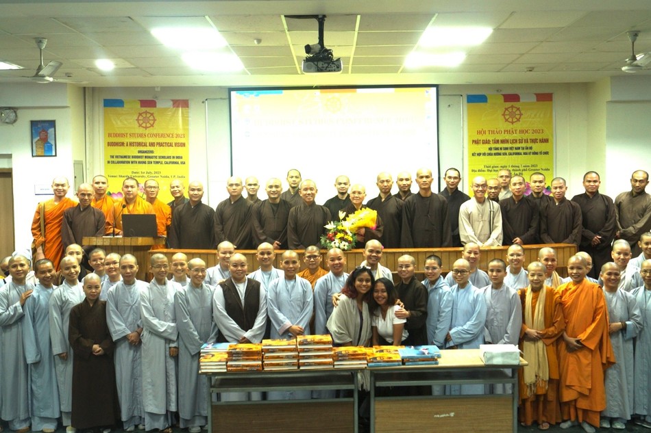 Chụp ảnh lưu niệm tại hội thảo