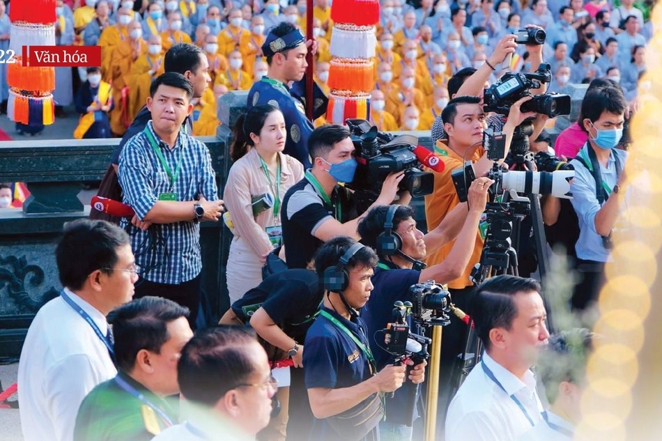 Báo chí tác nghiệp đưa tin về Đại lễ Phật đản PL. 2567 tại Việt Nam Quốc Tự, TP.HCM - Ảnh: Ban TTTT GHPGVN TP.HCM