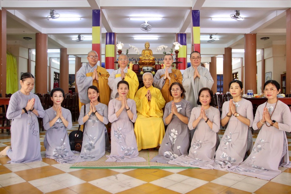 Ban Kinh tế - Tài chính GHPGVN TP.Đà Nẵng và chùa Phổ Hiền cúng dường mùa an cư