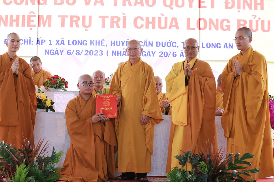 Thượng tọa Thích Quảng Tâm, Phó Trưởng ban Thường trực Ban Trị sự GHPGVN tỉnh Long An trao quyết định bổ nhiệm trụ trì chùa Long Bửu đến Đại đức Thích Nguyên Tấn