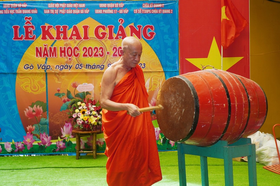 Hòa thượng Thích Thiện Chiếu, Giám đốc Cơ sở từ thiện xã hội chùa Kỳ Quang II, trụ trì chùa đánh trống khai giảng năm học 2023-2024