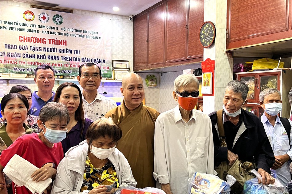 Chùa Vạn Hải, Lộc Dã và tịnh xá Ngọc Sơn (Q.8) trao quà đến người khiếm thị, khó khăn 