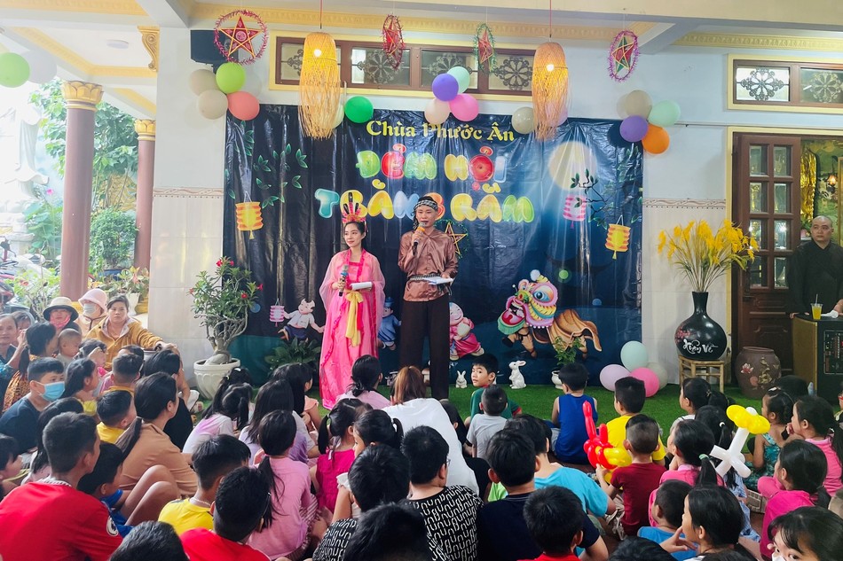 Các em thiếu nhi chùa Phước Ân giao lưu cùng chú Cuội, chị Hằng