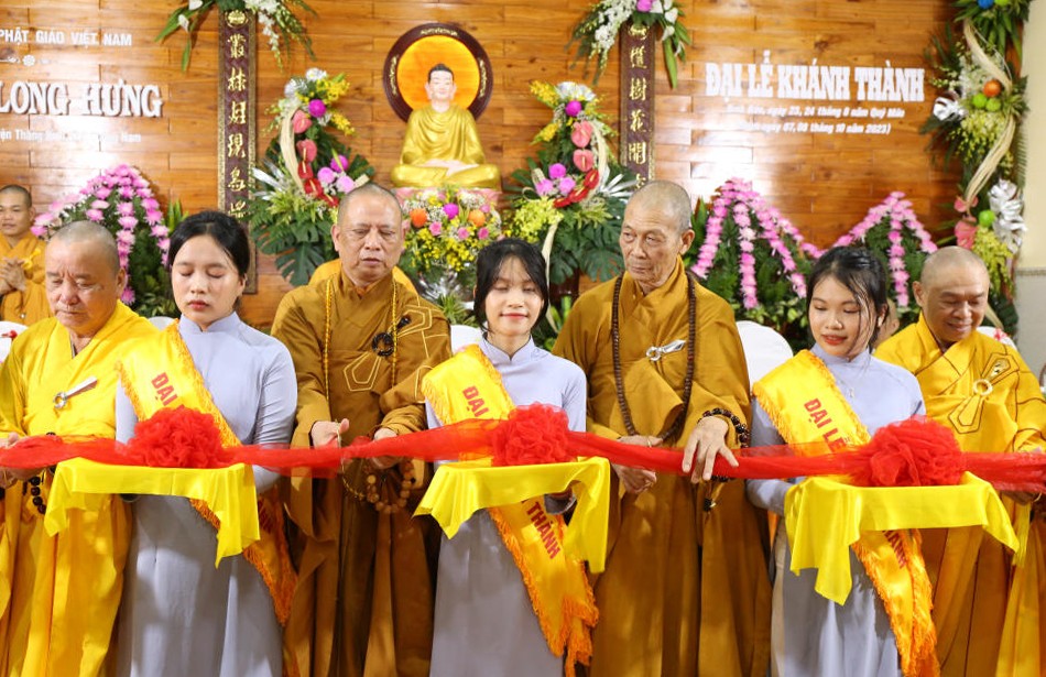 Chư tôn giáo phẩm cắt băng khánh thành chùa Long Hưng (thôn Phước Long, X.Bình Đào, H.Thăng Bình, Quảng Nam) 