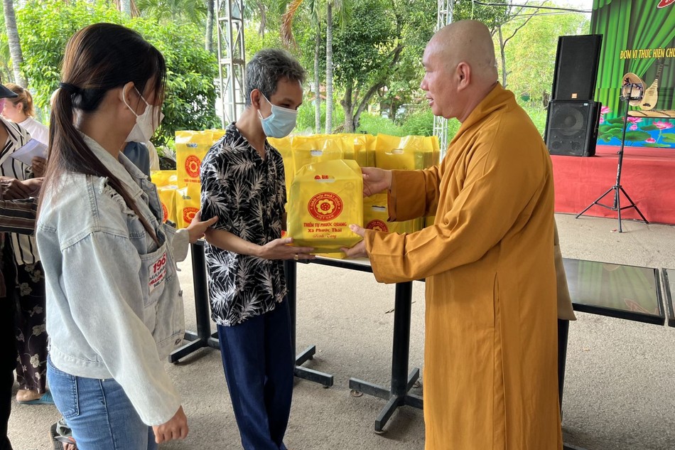 Thiền tự Phước Quang tặng quà đến bà con khó khăn tại H.Bình Chánh