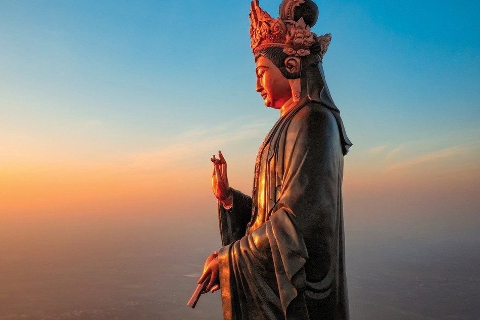 Quán Thế Âm là vị Bồ-tát thành danh hay mang tên gọi từ chính pháp môn mà Ngài tu tập: pháp môn lắng nghe, tư duy và hành động