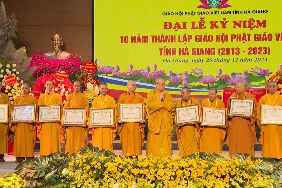 Hòa thượng Thích Thanh Nhiễu trao Bằng tuyên dương công đức đến các cá nhân có nhiều đóng góp cho GHPGVN tỉnh Hà Giang 