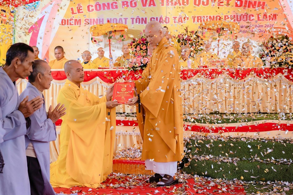 Trao quyết định thành lập điểm sinh hoạt tôn giáo tập trung đến Đại đức Thích Giác Dũng