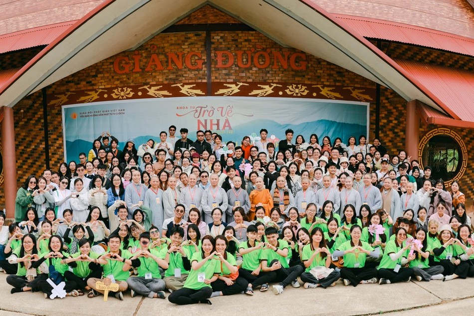 Hơn 300 bạn trẻ tham gia khóa tu "Trở về nhà" tại chùa Di Đà, tỉnh Lâm Đồng