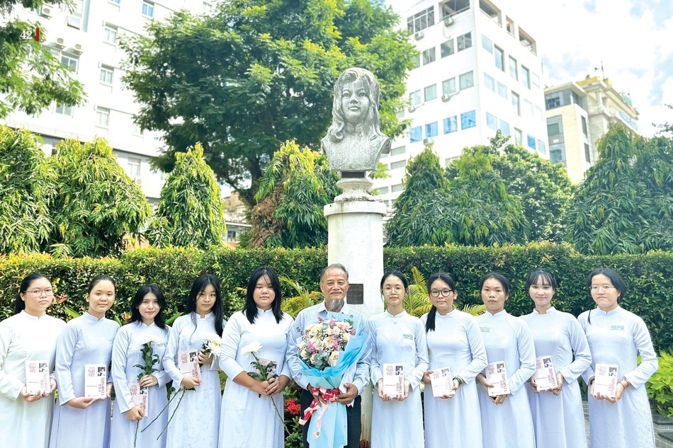 PGS.TS Nguyễn Thiện Tống trao học bổng tại nơi đặt tượng đài liệt nữ Quách Thị Trang