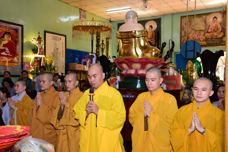 Đại đức Thích Quảng Hậu thay mặt đoàn dâng lời tác bạch cúng dường các tự viện đầu năm mới