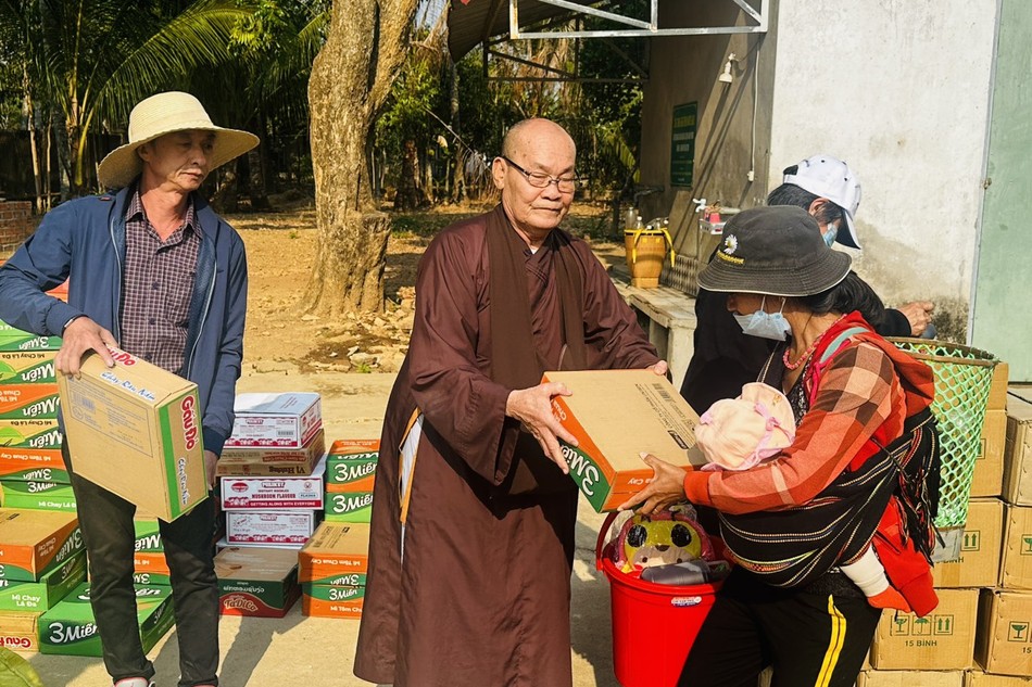 Hòa thượng Thích Thiện Nghĩa tận tay trao quà đến đồng bào dân tộc Tây Nguyên có hoàn cảnh khó khăn