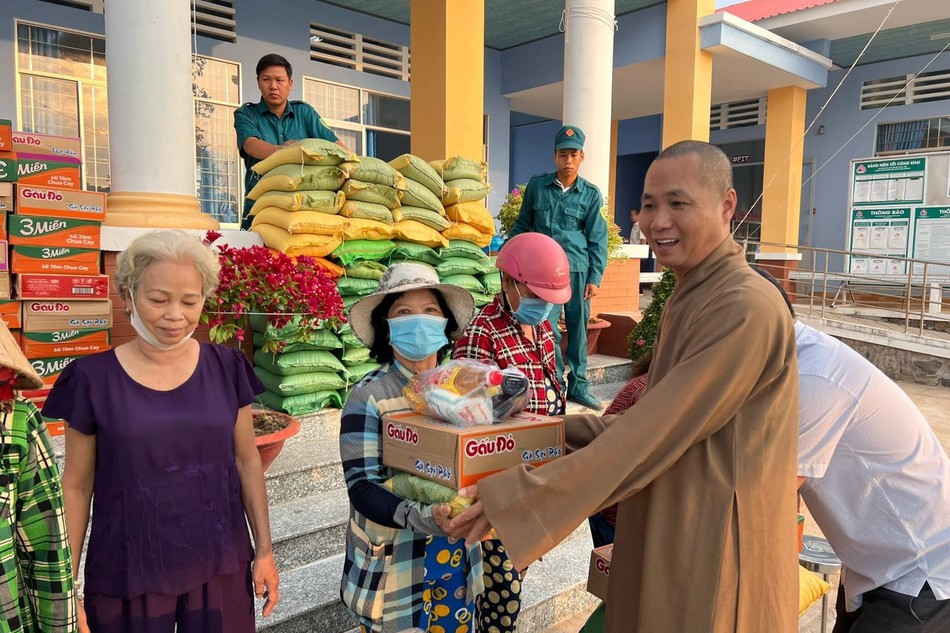 Chùa Long Sơn tặng quà đến các hộ khó khăn