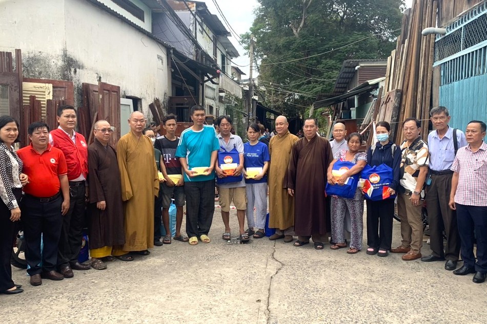 Đoàn Ban Trị sự GHPGVN Q.8, đại diện các tự viện trao quà đến các gia đình bị thiệt hại trong trận hỏa hoạn đêm 1-4