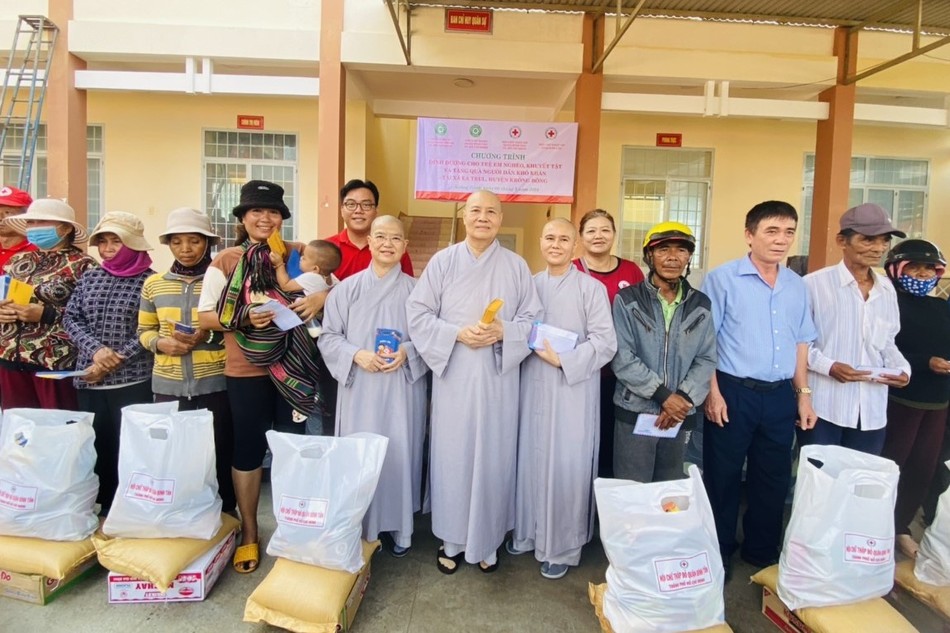 Chư Ni chùa Dược Sư, Từ Hạnh tặng 400 quà đến trẻ em và người dân khó khăn tại H.Krông Bông, tỉnh Đắk Lắk