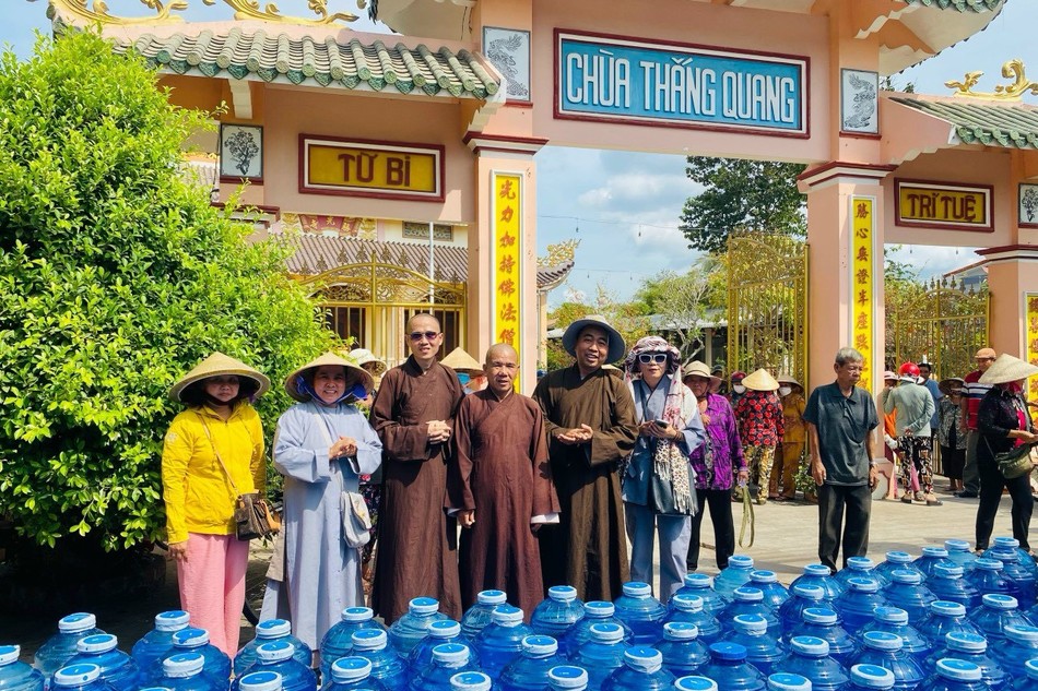 Vận chuyển nước ngọt tặng bà con vùng hạn mặn tại Bến Tre