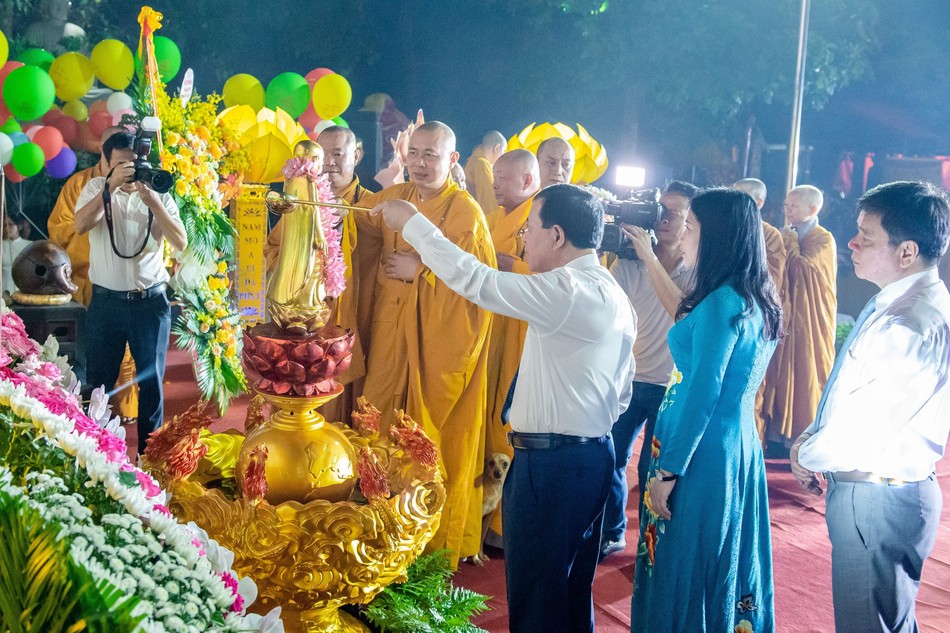 Thượng tọa Thích Tâm Đức và đại biểu thực hiện nghi thức Tắm Phật