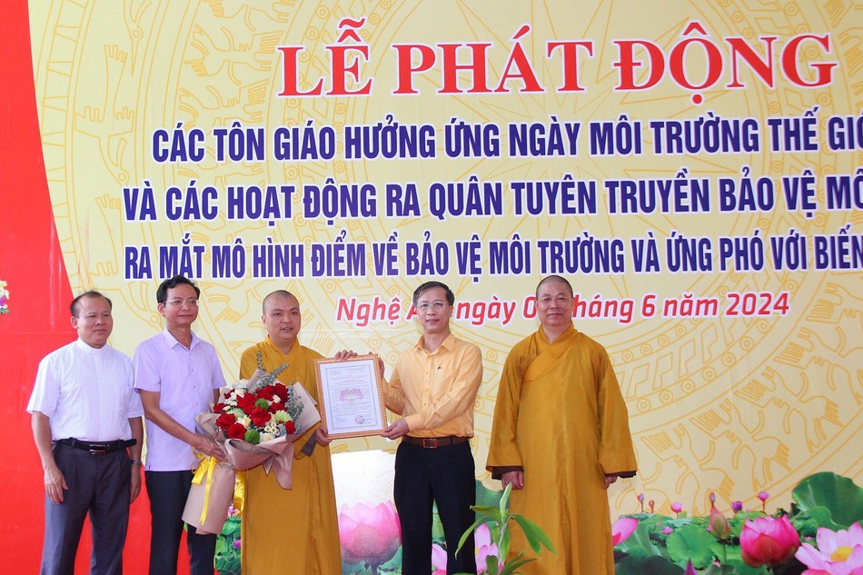 Trao quyết định ra mắt mô hình điểm "Tôn giáo bảo vệ môi trường và ứng phó với biến đổi khí hậu" tại chùa An Thái, xã Quỳnh Long, H.Quỳnh Lưu, Nghệ An