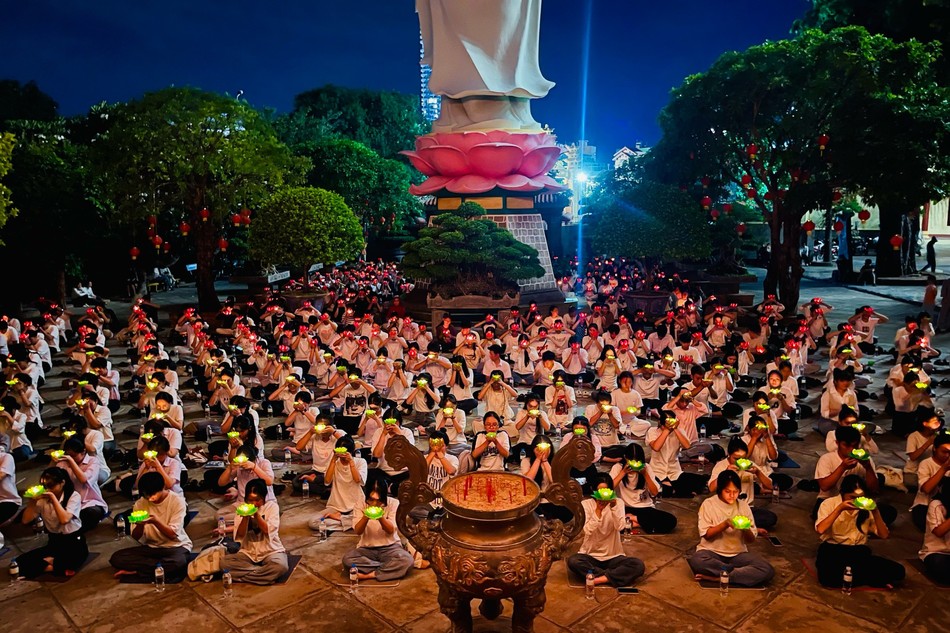 Các em học sinh dâng đăng cầu nguyện