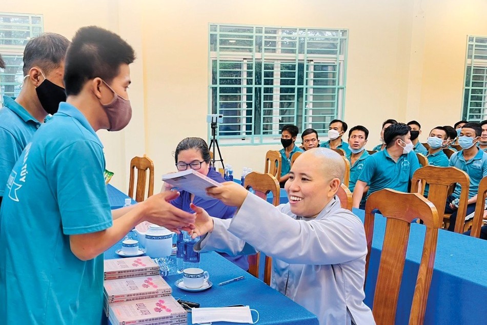 Sư cô Minh Hoa trao tặng sách tại Trung tâm Cai nghiện ma túy Phước Bình, H.Long Thành, Đồng Nai