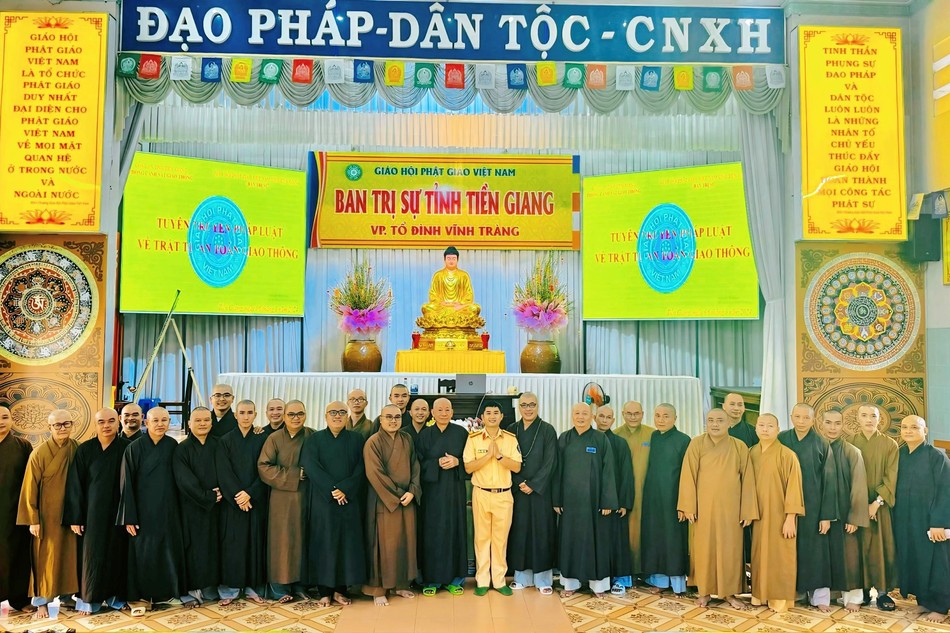 Lưu niệm sau Hội nghị tuyên truyền, phổ biến pháp luật về trật tự an toàn giao thông tại trường hạ tổ đình Vĩnh Tràng (TP.Mỹ Tho, Tiền Giang)