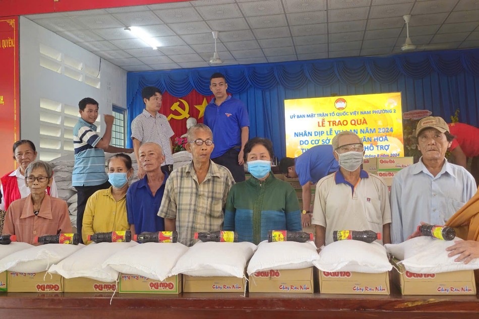 Tiền Giang: Chùa Huệ Quang, Dư Khánh và tịnh xá Ngọc Hiệp trao quà từ thiện nhân mùa Vu lan