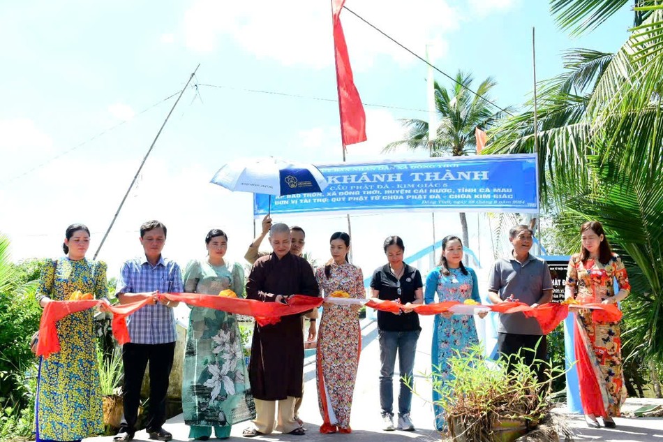 Cắt băng khánh thành cầu "Phật Đà - Kim Giác 5" tại xã Đông Thới, H.Cái Nước, Cà Mau