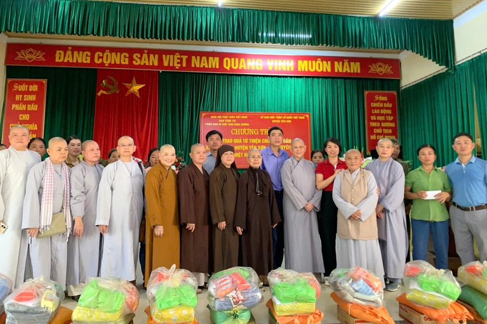 Đoàn Phân ban Ni giới GHPGVN tỉnh Bình Dương trao quà đến người dân bị thiệt hại do cơn bão số 3 tại xã Quý Dân, H.Yên Sơn, tỉnh Tuyên Quang