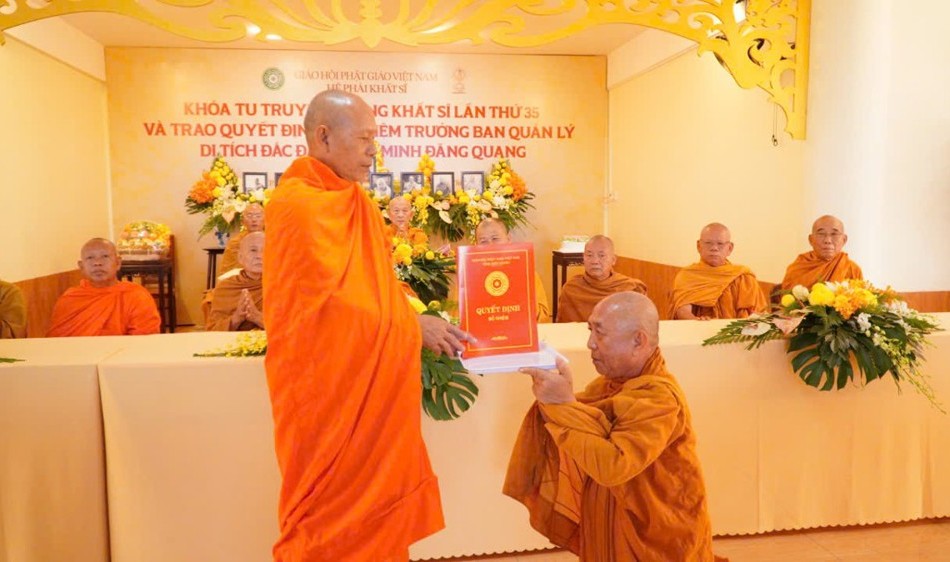 Hòa thượng Danh Đổng trao quyết định bổ nhiệm Hòa thượng Thích Minh Hóa làm Trưởng ban Quản lý Di tích đắc đạo Tổ sư Minh Đăng Quang
