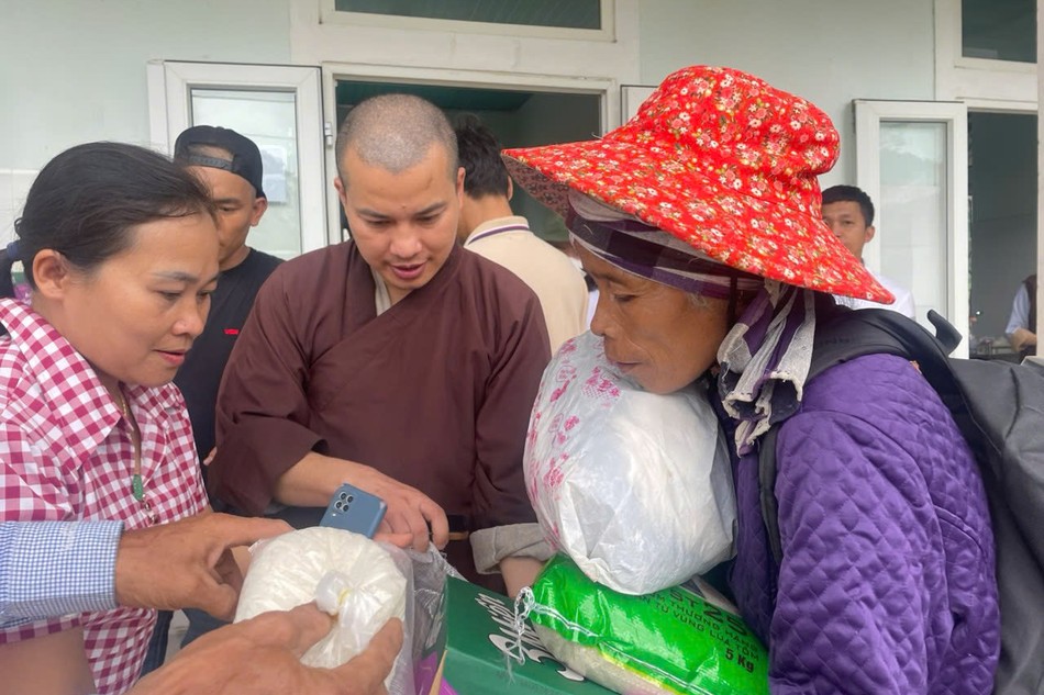 Đại đức Thích Nguyên Hiếu trao quà đến bà con nghèo tại thôn A Xóc-Cha Lỳ, xã Hướng Lập, H.Hướng Hóa, Quảng Trị