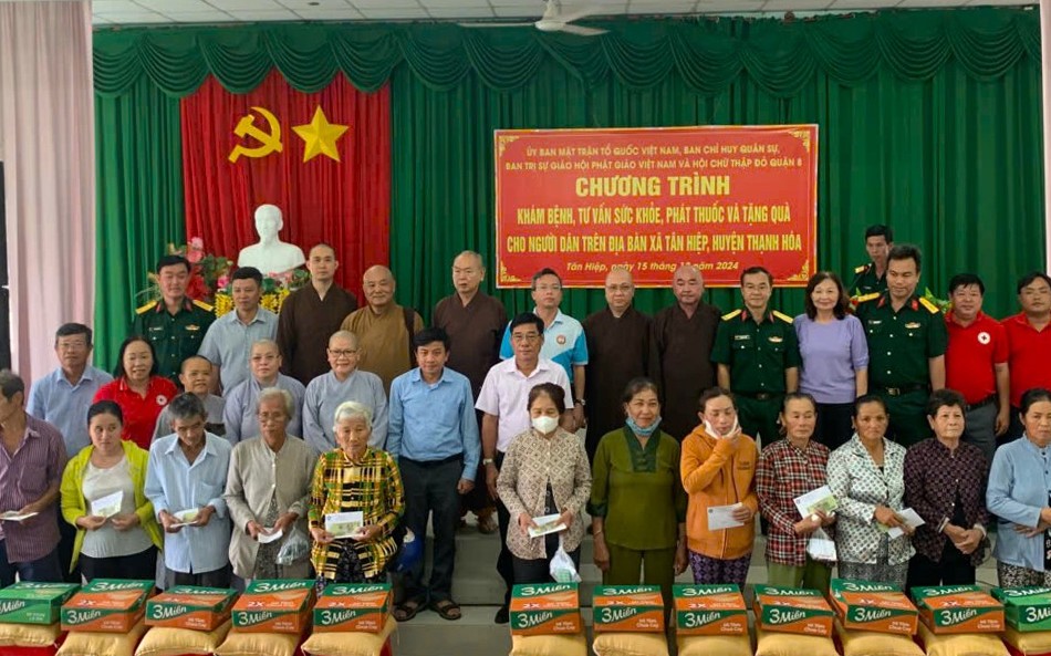 Ban Trị sự Phật giáo Q.8 trao quà đến bà con H.Thạnh Hóa (Long An)