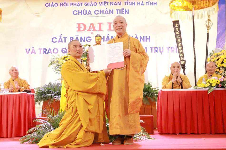 Hòa thượng Thích Bảo Nghiêm trao quyết định bổ nhiệm trụ trì chùa Chân Tiến đến Đại đức Thích Viên Như