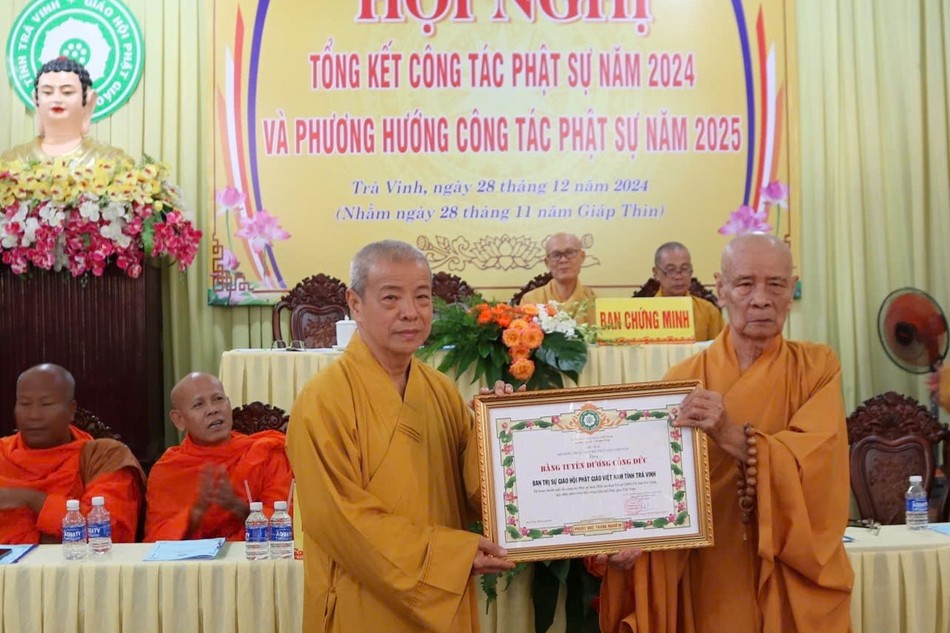 Trưởng lão Hòa thượng Thích Thiện Thông trao Bằng tuyên dương công đức của TƯGH đến tập thể Ban Trị sự GHPGVN tỉnh Trà Vinh