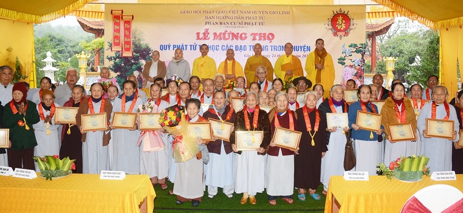 120 Phật tử cao niên đang sinh hoạt, tu học tại các đạo tràng trên địa bàn H.Gio Linh được mừng thọ