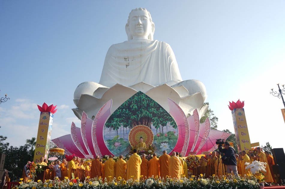 Trang nghiêm Lễ Phật thành đạo tại Thích Ca Phật Đài - chùa Quang Minh, (Q.Liên Chiểu, TP.Đà Nẵng)
