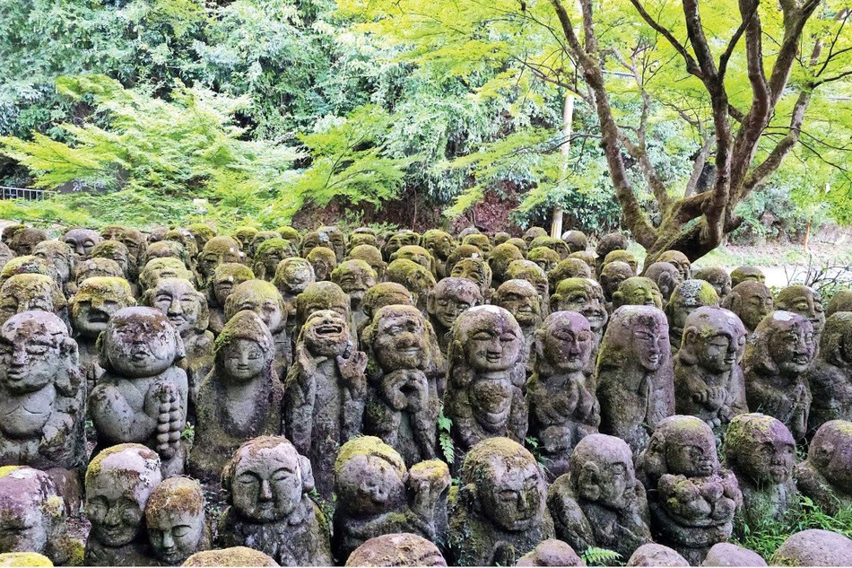 Với hơn 1.200 bức tượng đá được chạm khắc thủ công, mỗi tác phẩm tại đây không chỉ là biểu tượng của Phật giáo mà còn là câu chuyện của những con người đã tạo ra chúng