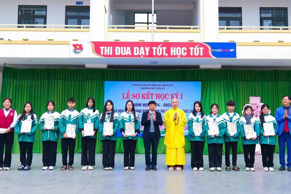 Trao học học đến các em học sinh tại Trường THPT Cửa Lò