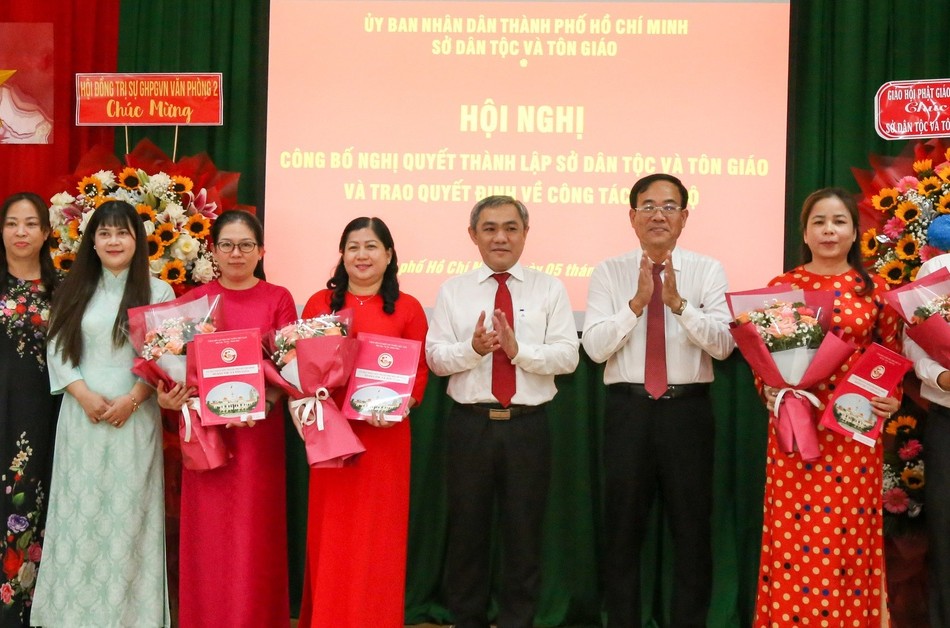 Lãnh đạo Sở Dân tộc và Tôn giáo trao quyết định nhân sự Văn phòng sở - Ảnh: Thảo Lê