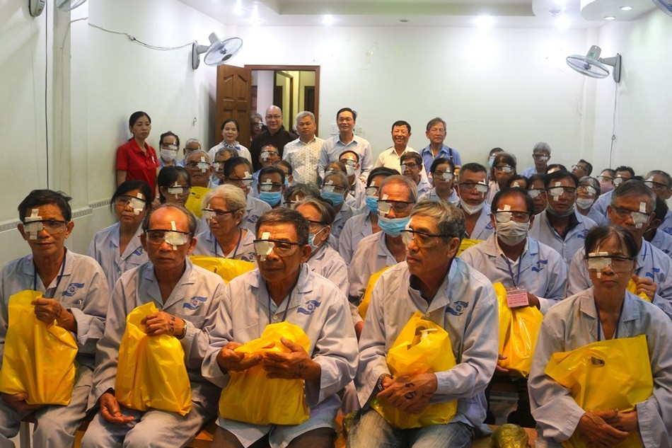 150 bệnh nhân nghèo được mổ mắt miễn phí và nhận quà từ chương trình thiện nguyện