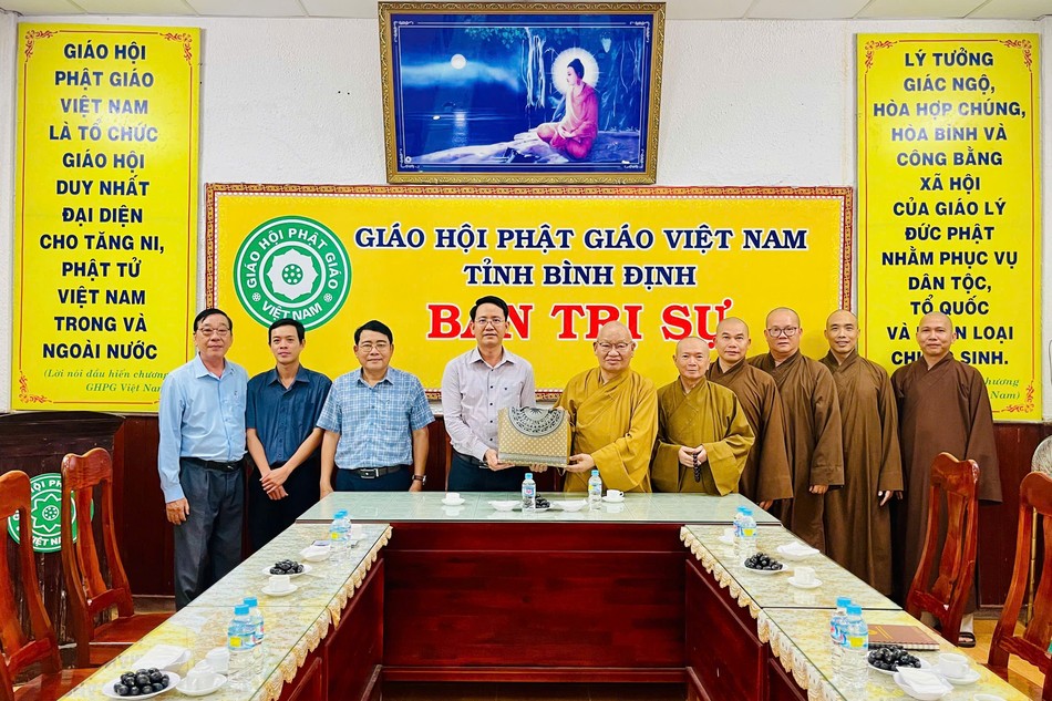 Lãnh đạo Sở Dân tộc và Tôn giáo tỉnh Bình Định thăm Ban Trị sự GHPGVN tỉnh, sáng 14-3