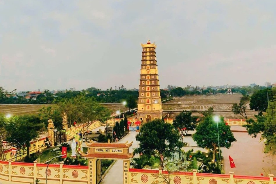 Ngôi bảo tháp cao 13 tầng tại chùa Mỹ Lương (thôn Khám Lường, xã Tân Hòa, H.Hưng Hà, Thái Bình)