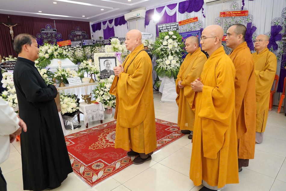 Hòa thượng Thích Lệ Trang phân ưu cùng Linh mục Gioan Baotixita Nguyễn Văn Riễn và cộng đoàn giáo dân Giáo xứ Vườn Xoài... - Ảnh: Nguyên Tài/BGN