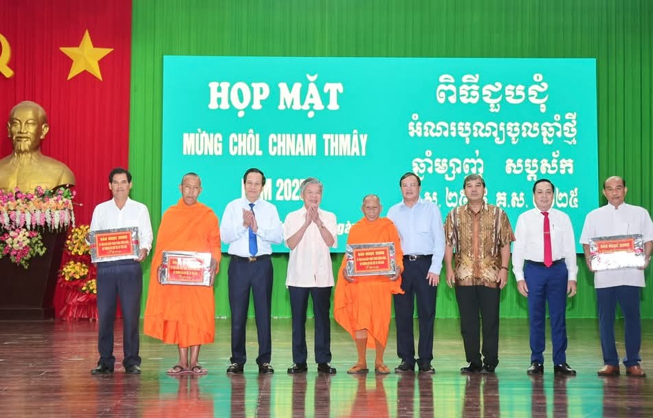 Lãnh đạo Bộ Dân tộc và Tôn giáo cùng lãnh đạo tỉnh Trà Vinh tặng quà 4 tập thể tiêu biểu