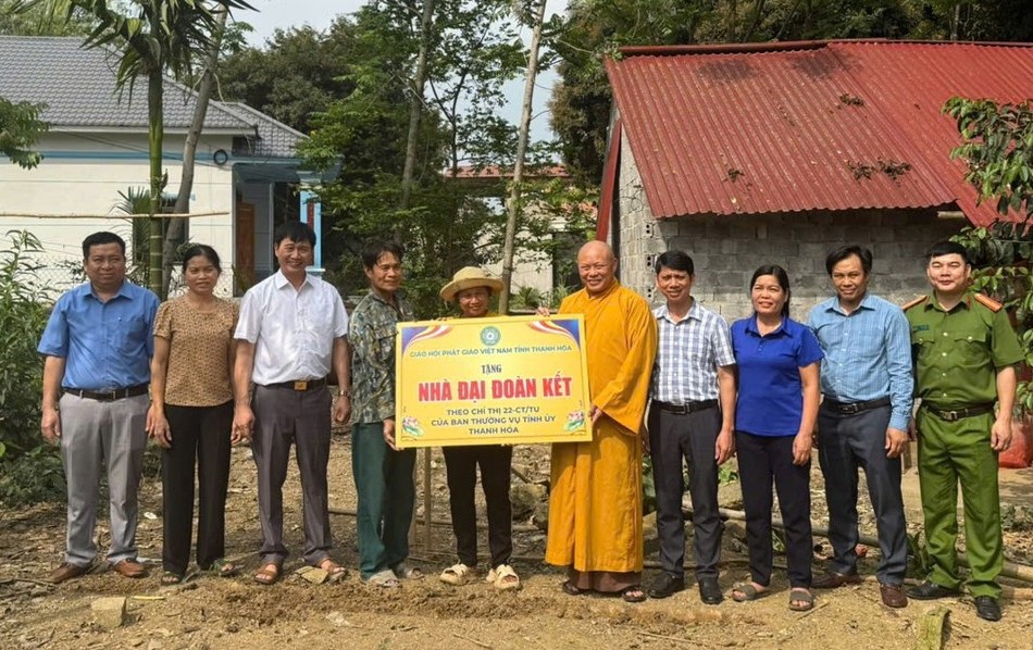 Trao bảng tượng trưng hỗ trợ kinh phí xây nhà Đại đoàn kết cho gia đình ông Nguyễn Văn Dự ngụ tại thôn Vàn Thung, xã Cẩm Thạch, H.Cẩm Thủy, Thanh Hóa