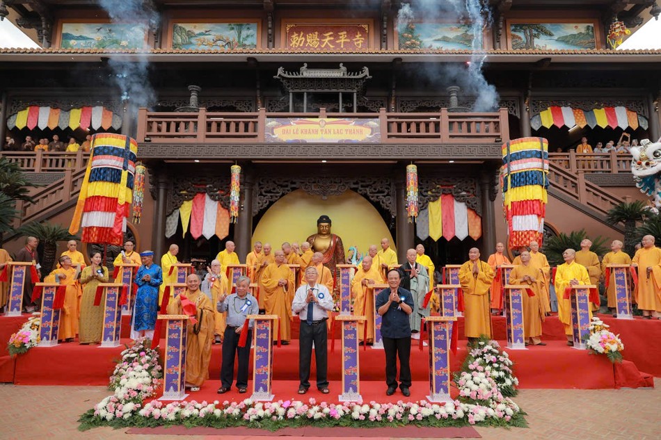 Chư tôn giáo phẩm, đại biểu cắt băng khánh thành trước chánh điện tổ đình Sắc tứ Thiên Bình - Ảnh: Phùng Anh Quốc