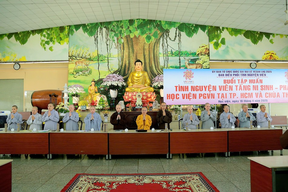 Niệm Phật cầu gia hộ trước khi bắt đầu buổi tập huấn