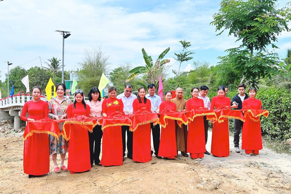 Cắt băng khánh thành cầu dân sinh Giác Quang 2, tại tổ 4, ấp 4, xã Thanh Sơn, H.Định Quán, Đồng Nai